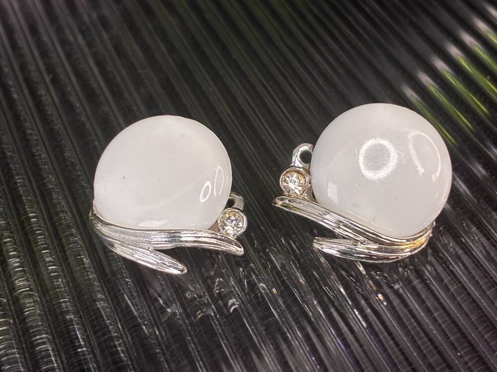 Vintage Lisner White Cabochon Rhinestone Silver Tone Clip On Earrings Signed